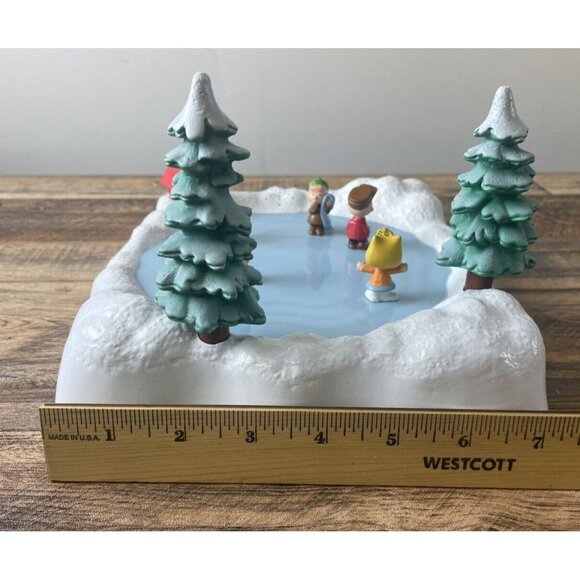 A Charlie Brown Peanuts Christmas Skating Pond Music & Motion 2007 Snoopy Used - Picture 9 of 16